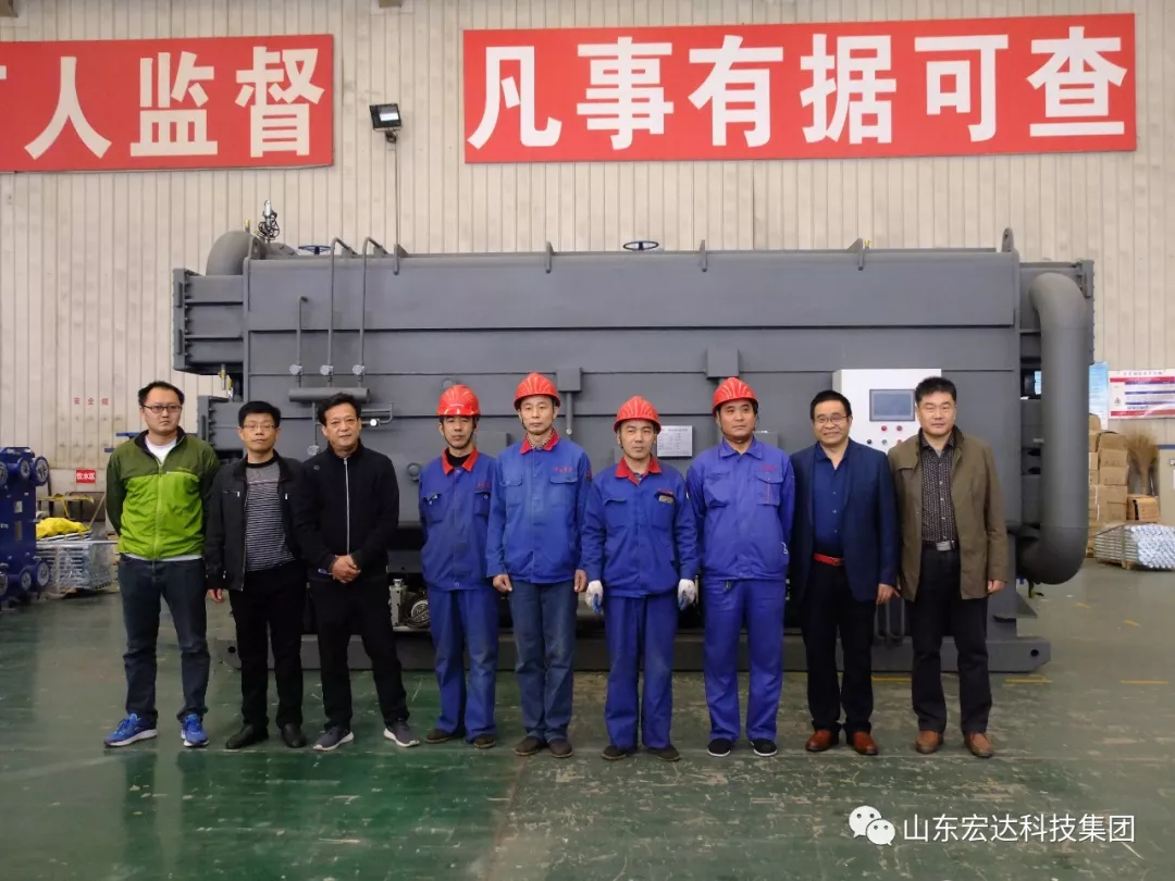 3377体育(中国官网)集团科技有限公司张总与新产品研制小组合影