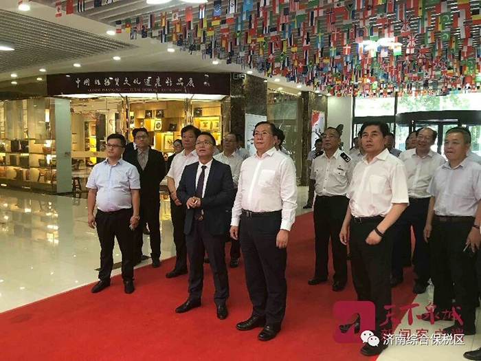 王忠林书记到3377体育(中国官网)集团科技有限公司集团展位观展