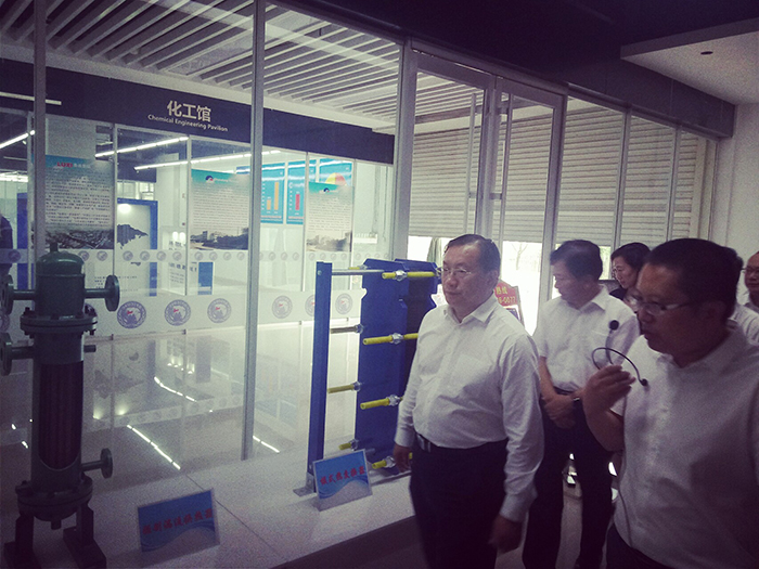 王忠林书记到3377体育(中国官网)集团科技有限公司集团展位观展
