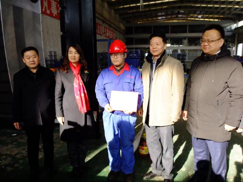 济南市总工会常务副主席傅金峰到3377体育(中国官网)集团科技有限公司集团走访慰问